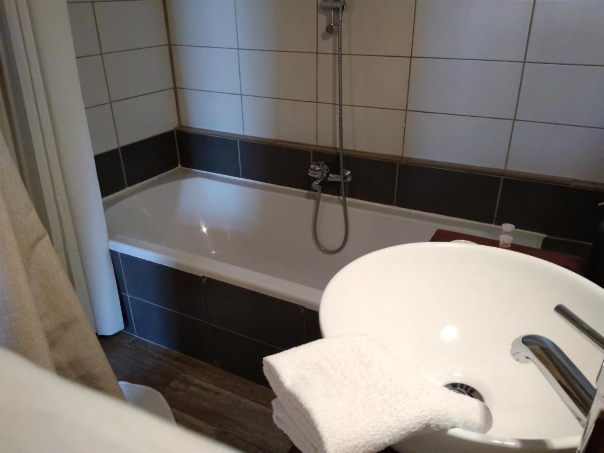Chambre D'Hotes Face Au Lavoir Méthamis Eksteriør billede